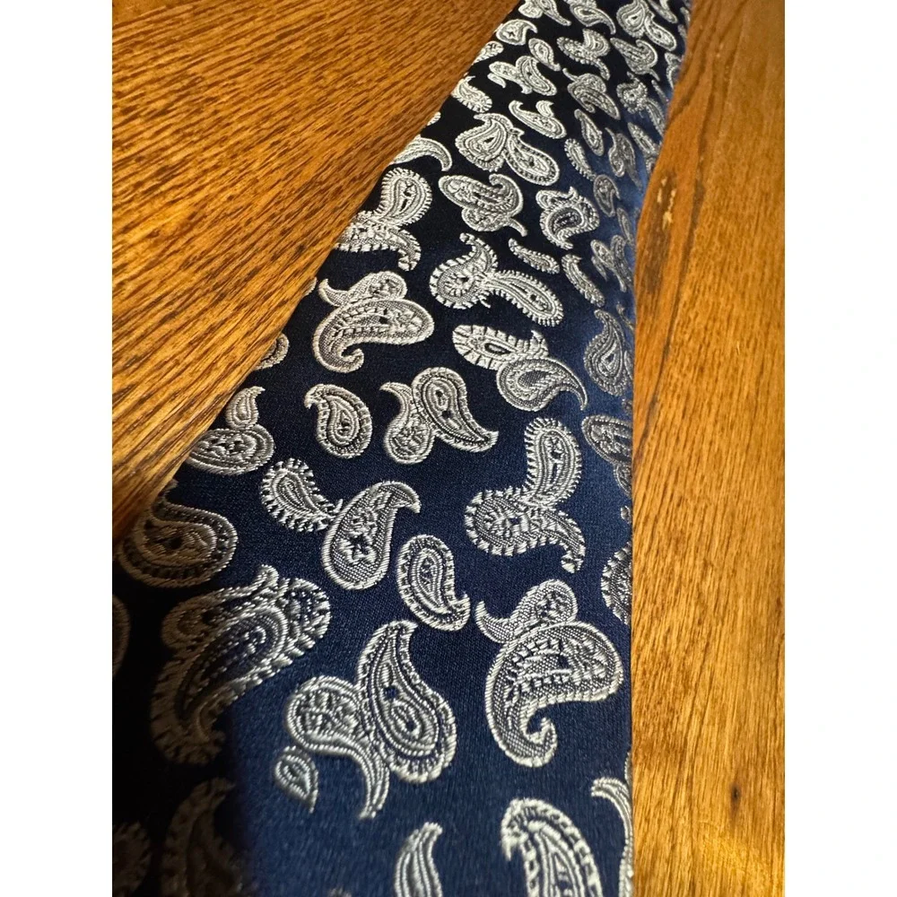 Brooks Brothers 346 Mens Navy Blue‎ Silver Paisley Pure Silk Necktie Tie